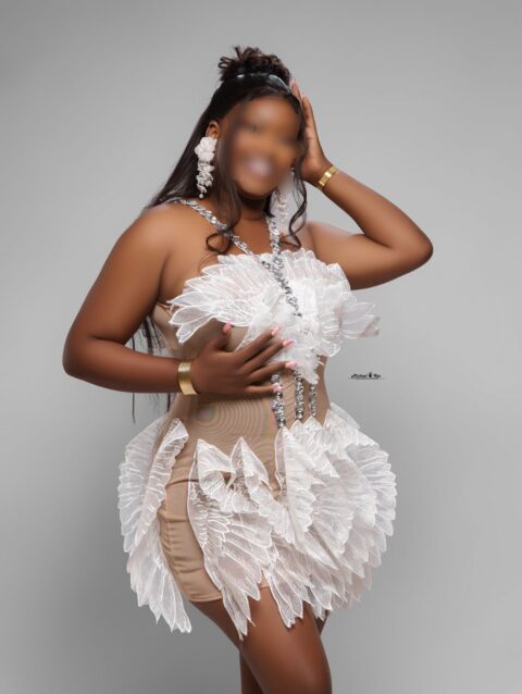 très belle robe courte plumée